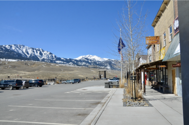 Street view toward the Roosevelt Arch and snow-covered peaks